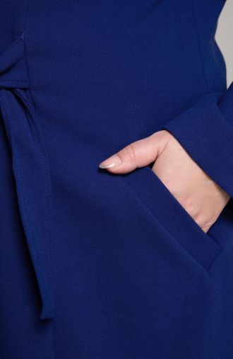 Safírově modrý kabát v barvě kravaty