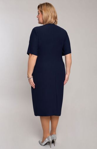 Elegantní tmavě modré šaty s broží