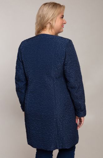 Tmavě modrý lehký prošívaný kabát abstraktní