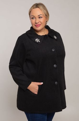 Černý kabát s ozdobným límcem