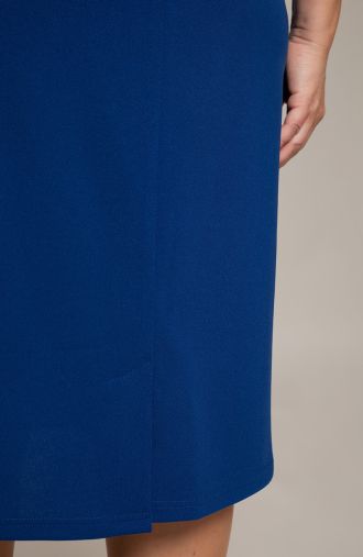 Safírově modrý šaty s krajkovou halenkou