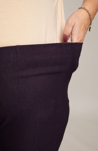 Delší rovné kalhoty v lilkové barvě