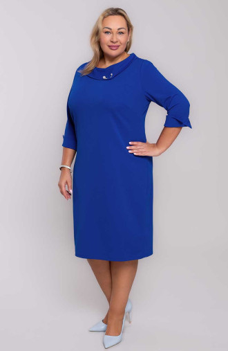 Chrpově modré šaty s broží