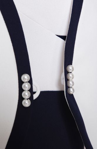 Elegantní tmavě modrý a krémový kostým s perlami