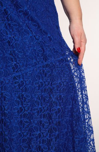 Dlouhé šaty v safírově modré barvě