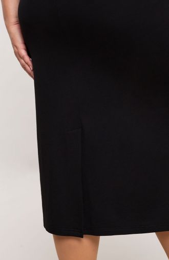 Hladké rovné šaty v černé barvě