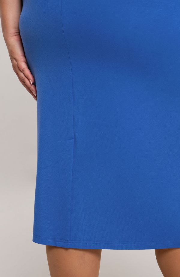 Hladké rovné šaty v safírově modrý barvě